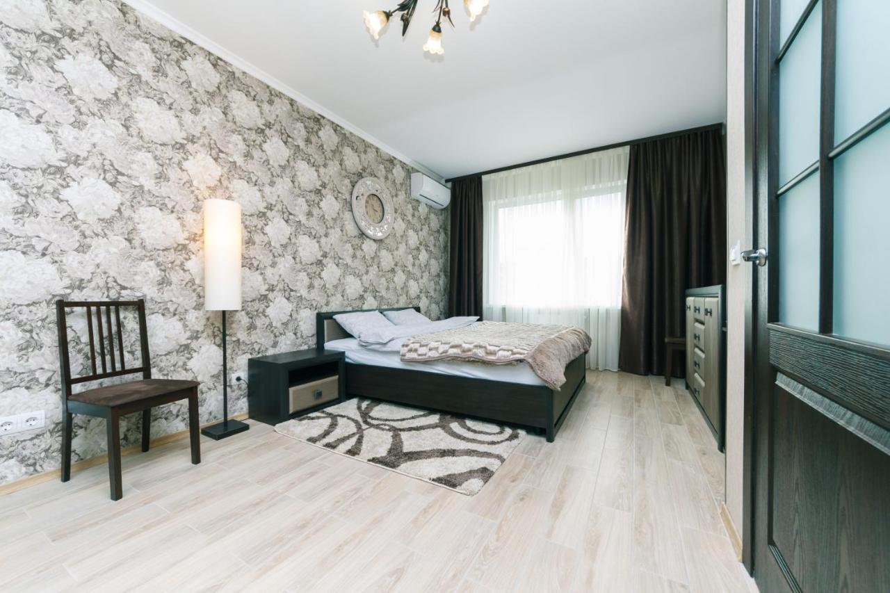 Poznyaky Apartments Patriotika Kiev Exterior photo