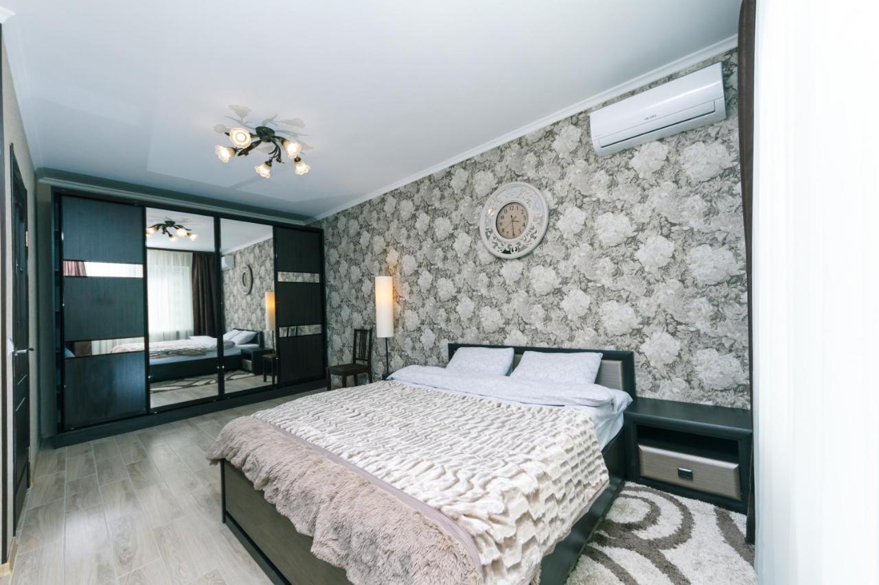 Poznyaky Apartments Patriotika Kiev Exterior photo