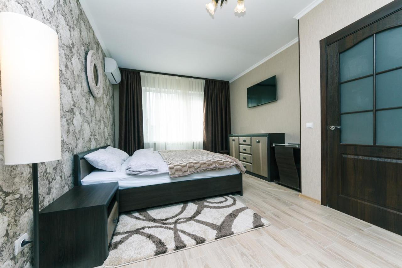 Poznyaky Apartments Patriotika Kiev Exterior photo